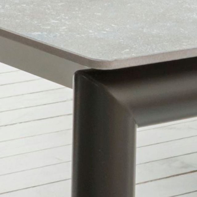 Cortina Tisch Edelstahl eisengrau lackiert Platte Dekton Orix 88 Detail