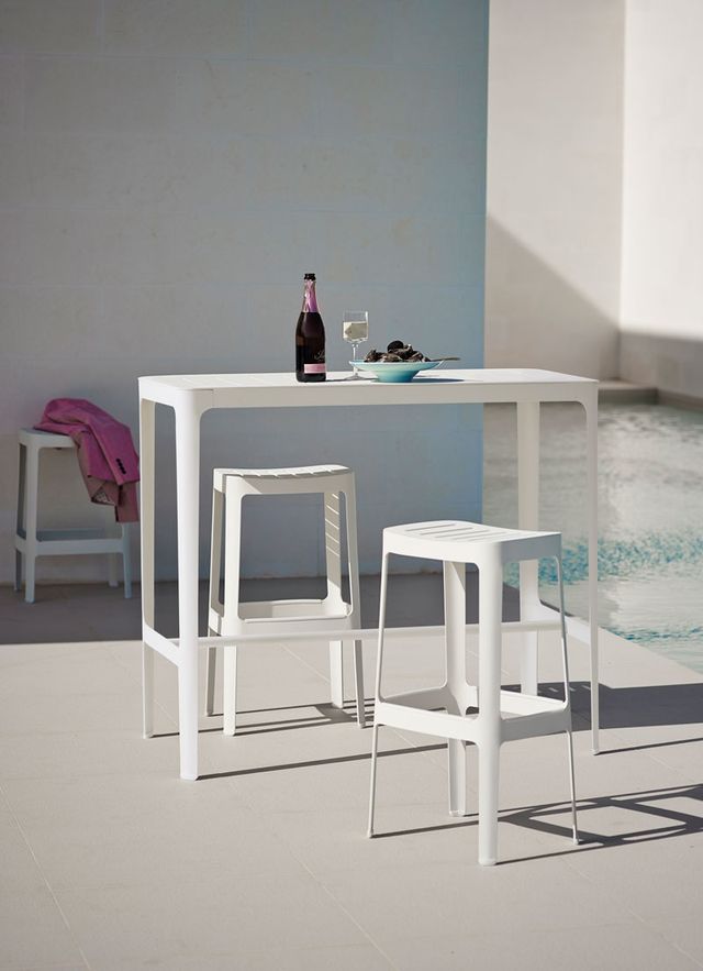 Caneline: Cut Bar Tisch und Hocker